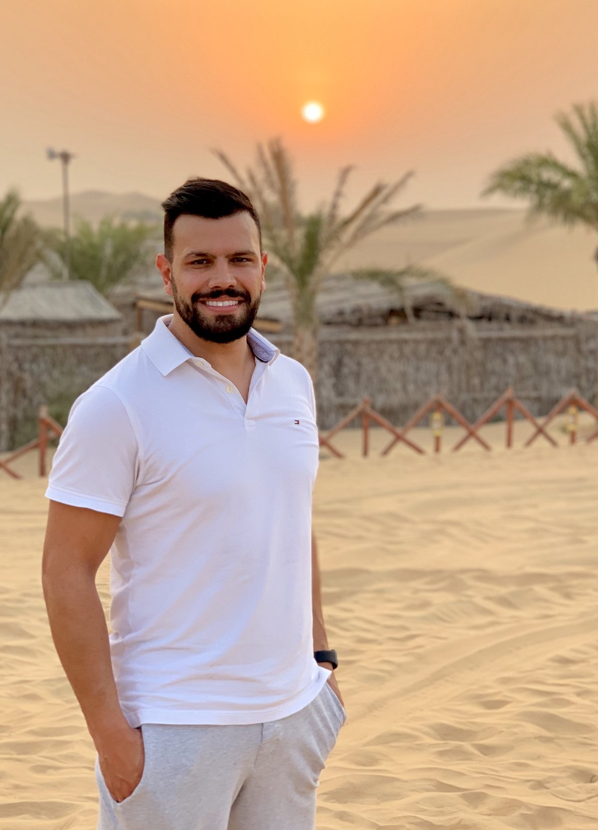 Daniel Malinoski no deserto ao pôr do sol